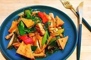 蒜苗焖豆腐的做法（一道美味健康的素食佳肴，让你健康又开胃）