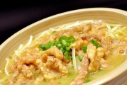 美味可口的小酥肉酸汤（传统美食制作，酸汤清爽口感）