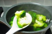 尝试以西兰花汁为主料，烹制美味佳肴（鲜美健康的“青色营养液”西兰花汁的制作与应用）