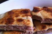 如何制作美味猪肉煎饼（掌握制作技巧，享受美食盛宴）
