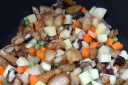 五花肉土豆焖饭的制作方法（香气四溢，口感绵软，快来试试吧！）