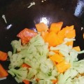 美味松子花椰菜沙拉的制作方法（健康营养又好吃的松子花椰菜沙拉）