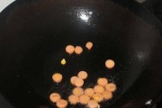 三秒钟轻松剥火腿肠（快速美味的小技巧，让你轻松剥下火腿肠的外皮）