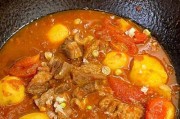 家常美食（营养丰富，味道浓郁的家常菜，主要材料是牛肉、西红柿和土豆。）