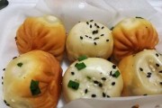 如何制作美味的生煎小笼包（掌握制作技巧，轻松在家做出口感极佳的小笼包）