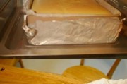 以酸奶古早蛋糕烫面作轻盈松软蛋糕（传统手艺与现代元素的完美结合，打造美味蛋糕）
