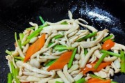 香炒白玉菇，鲜香可口的美味佳肴（用白玉菇为主材料，调味丰富，让你吃出不一样的风味）