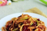香煎鸡腿排炒面，美味又营养！（美食家必备的家常做法，让你饕餮美味不再难！）