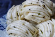 轻松做出香脆芝麻葱花卷（外酥内软，营养美味，家常小吃，芝麻与葱的双重滋味）