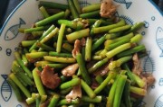 香辣肉丝炒蒜台（口感鲜美，简单易做的中式家常菜）