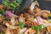 洋葱菇炒鸡的做法（家常美食，轻松上手）