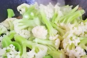 如何制作美味的有机菜花小炒（掌握小炒技巧，让有机菜花更美味）