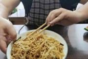 油泼鸡蛋面的制作方法（鲜美可口的传统美食，只需三步轻松搞定！）
