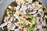 教你如何做一道美味的酸菜炒乃鱼（传统美食的创新与发展）