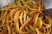 美味家常炸酱面的制作方法（做出口感好、味道正宗的炸酱面，让你在家也能享受地道的美食）