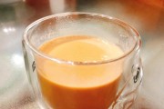学会制作香醇焦糖奶茶，品尝不一样的美味（享受丝滑口感，让你爱上这款经典饮品）