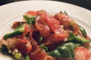 青椒火腿肠的做法（用火腿肠和青椒打造美味佳肴）