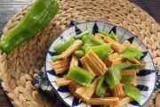 青椒芹菜炒腐竹，健康美味的素菜佳肴