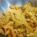 脆香可口——以酥炸平菇的做法（教你如何炸出金黄酥脆的平菇片）