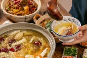 自制椰子鸡火锅食谱（用椰子肉熬制的鸡汤，浓郁香甜，口感丰富）