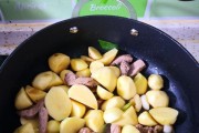 用苏子叶泡菜烧出土豆的美味（热辣酸爽的口感体验，享受韩国美食）