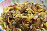 酸菜炒肉片的制作方法（简单易学，口感鲜美的家常菜肴）