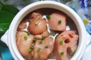 美味清热的猪蹄肉莲藕汤（家常营养汤，轻松做出好滋味）