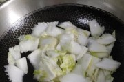 健康美味，轻松烹制虾皮枸杞溜白菜（家常美食的秘诀，白菜的多种营养成分让你更健康）