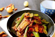 双椒回锅肉的制作方法（家常好味，热辣不失口感）