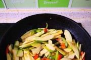 原谅我忘记单拍了菜椒炒饺瓜，教你如何做（别急，一步步来，让你轻松上手！）