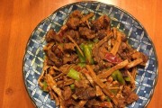 以笋干红烧牛肉的做法（家常菜谱，鲜香可口）