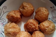 油面筋烧丸子的做法（口感鲜美，简单易学！）