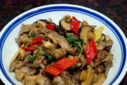 美味健康的鸭肉闷玉菇（用新鲜食材制作的中式美食）