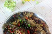 手把手教你用苏子叶泡菜烧出美味鲫鱼（营养美味，美食不断；苏子叶泡菜调味，口感独特）