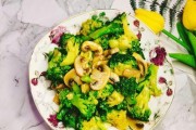 美食大赏——香炒口蘑（以口蘑为主材料，学会家庭做法，营养丰富的美味佳肴）