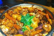 美食大全——鸭翅脚掌闷锅的做法（家常美食，轻松上桌；营养美味，人人喜爱）