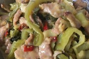 酸菜肉片炒制全攻略（口感鲜美的家常佳肴，简单易学的做法）
