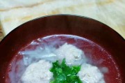 家常美食之香菜丸子汤（用新鲜香菜打造一道健康美味佳肴）