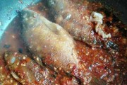 美味烧小鲫鱼的制作方法（家常小鲫鱼烧，营养美味不容错过）