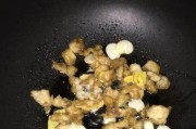 油渣炒白菜，营养又美味（家常小炒菜，油渣不浪费，营养更丰富）