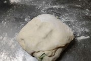尝鲜烫面葱花千层饼（自制美味，一口咬下葱香四溢）