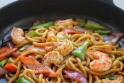 香菇鸡蛋炒乌冬面，享受健康美味（一道简单易学的料理，让你轻松吃出精致感）