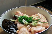 滋补清蒸鸡的做法（以中药材为调味料，打造健康营养佳肴）