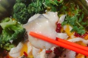 用鲜椒水煮出美味鱼肉（传统川菜，辣味十足的口感享受）