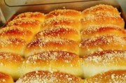 手工制作香酥小面包，带你掌握做法（15个步骤教你制作口感松软、香气扑鼻的小面包）
