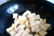 炒豆腐技巧揭秘（如何避免炒豆腐碎散，成为家庭主厨的必备技能）