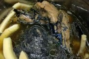 椰皇炖乌鸡，营养滋补必备（健康佳肴，椰汁浓香，鸡肉鲜嫩多汁）