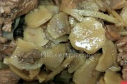 美味健康的土豆干炖鸡肉块（以土豆干为佐料，口感更加鲜美）