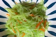 香油莴笋丝的做法（清爽可口，营养丰富，家常小菜必备）
