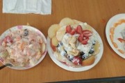 打造美味水果沙拉拼盘，健康美食从这里开始（创意搭配，清新爽口，以水果沙拉为主的营养拼盘）